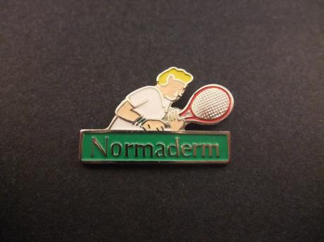 Tennisspeler met racket achter het net sponsor Normaderm